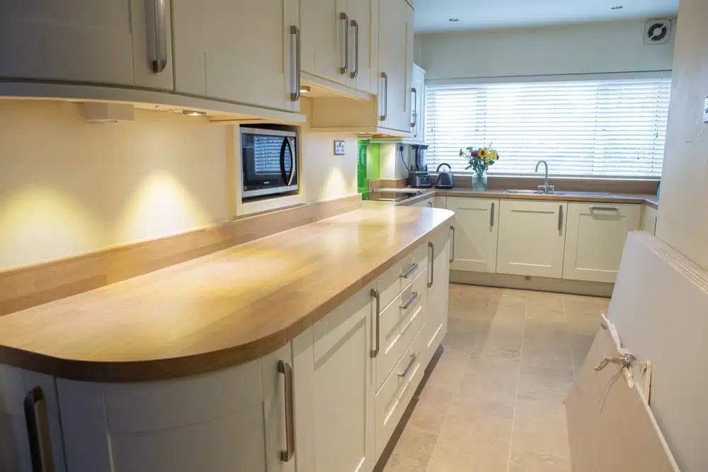 3 Year Old Large Buttercream Shaker Kitchen – Bosch Neff Appliances – Laminate Worktops