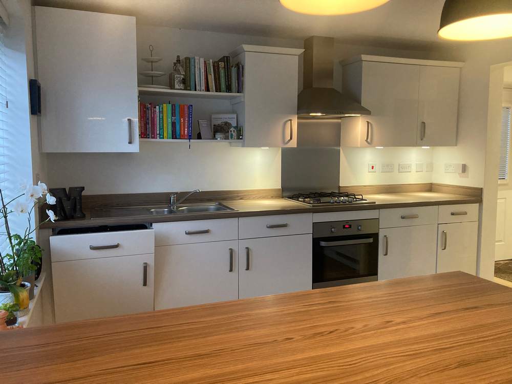 Quality Used Kitchens For Sale Used Kitchen Hub   5 Year Old Symphony White Gloss Kitchen And Peninsula – Zanussi Samsung Appliances – Laminate Wood Effect Worktops 00039 