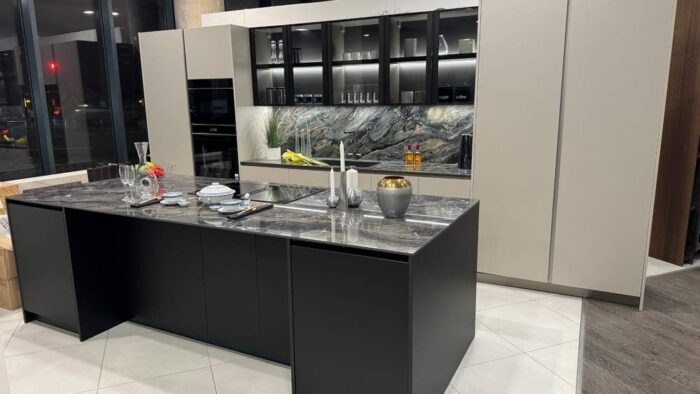 Ex Display Miton Menta Bilam Emme Champagne & Black Onyx Kitchen & Island - Siemens Appliances - 12mm Xtone Orobico Dark Porcelain Worktops In Gloss Finish