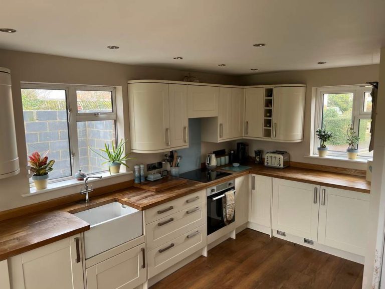 Quality Used Kitchens For Sale Used Kitchen Hub   Howdens Modern Buttercream Shaker Kitchen – Lamona Kenwood Appliances – Wooden Worktops 00005 768x576 