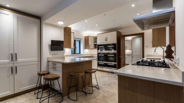 Large Modern Cream Shaker Matt Kitchen & Large Matching Utility Room – Liebherr Miele Siemens Appliances – Quartz Worktops