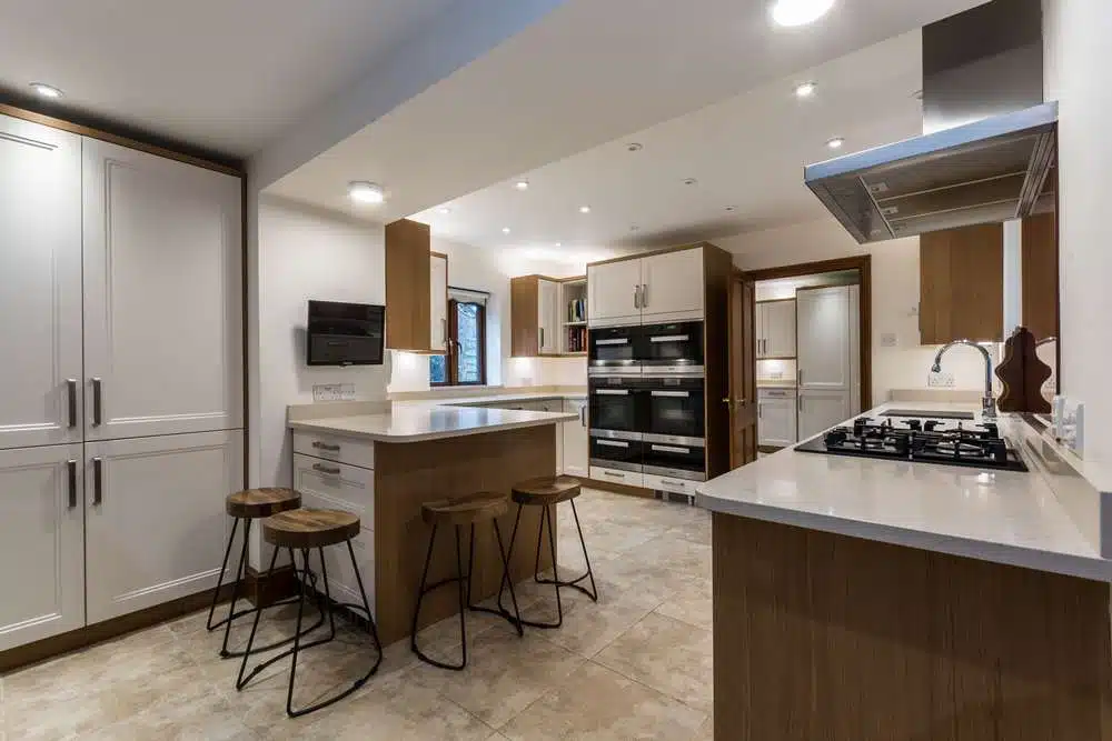 Large Modern Cream Shaker Matt Kitchen & Large Matching Utility Room – Liebherr Miele Siemens Appliances – Quartz Worktops