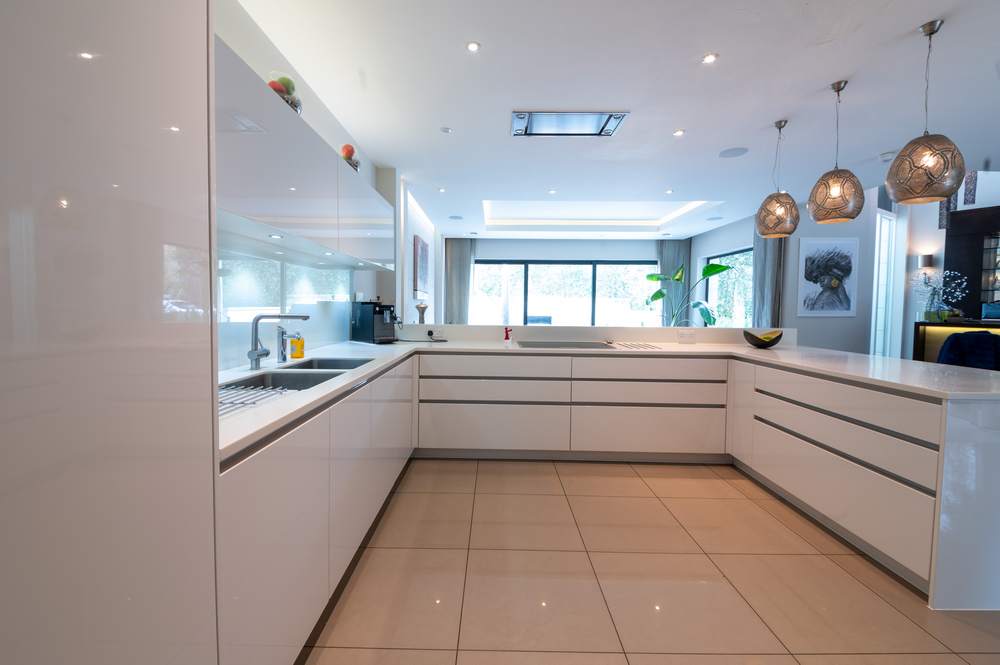 Quality Used Kitchens For Sale Used Kitchen Hub   Luxury Roundhouse Gloss White Kitchen And Peninsula Gaggenau Miele Appliances – White Corian Worktops 00135 