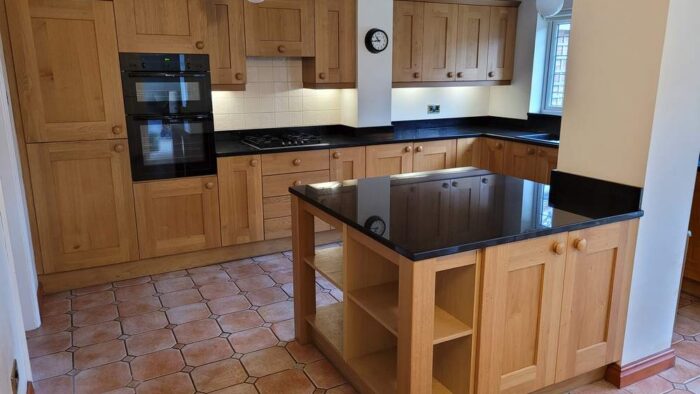 Modern 4 Year Shaker Wood Knotted Kitchen & Matching Island – Neff Appliances – Black Granite Worktops