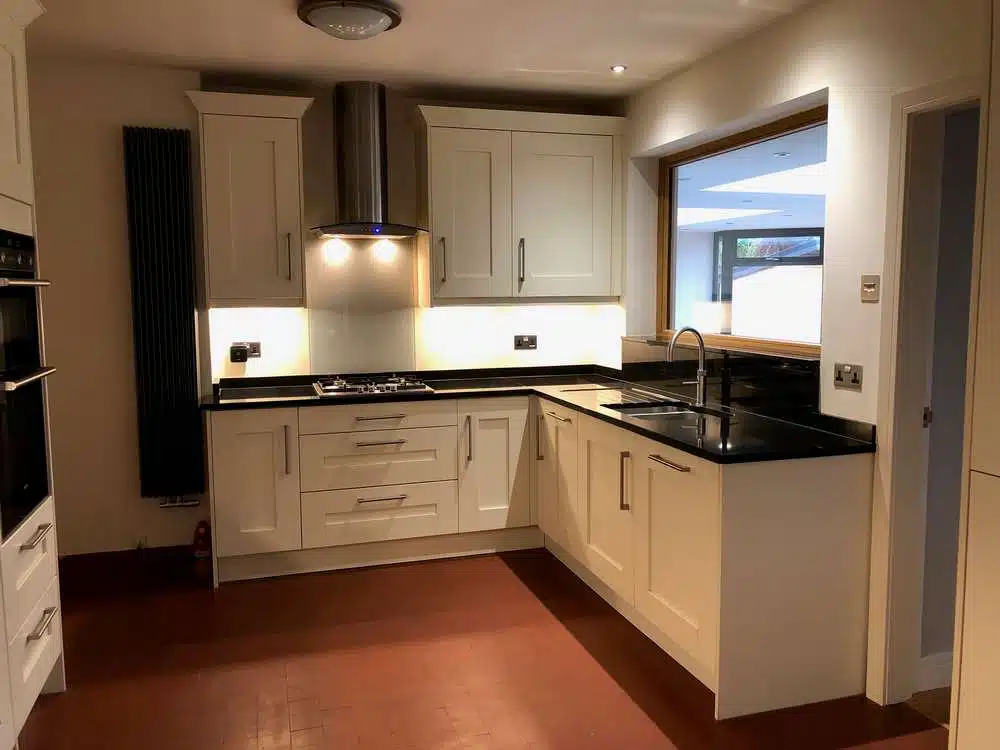Modern Bespoke Ivory Shaker Kitchen – Siemens Appliances – Granite Worktops