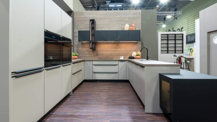 Exhibition Display Nolte Express Clean Cream Grey Black Kitchen & Peninsular – Siemens 1810 Appliances - Express Laminate 38mm Brown Grey Oak Worktops