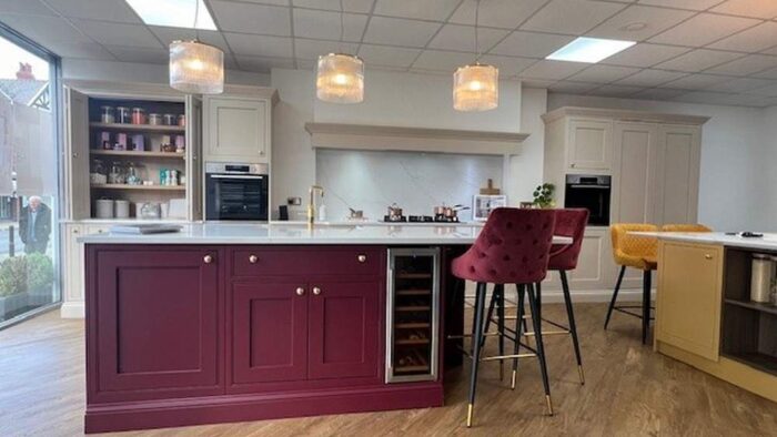 Ex Display 1909 Inframe Shaker Ovolo F&B Oxford Stone - Preference Red Kitchen & Island – Bosch Appliances - Calacatta Oro Quartz Squared Edge Worktops