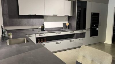 Ex Display Hacker German Pearl Grey – Putty Concrete Graphite – Black Glass Kitchen & Breakfast Bar – Blaupunkt Appliances – Worktops