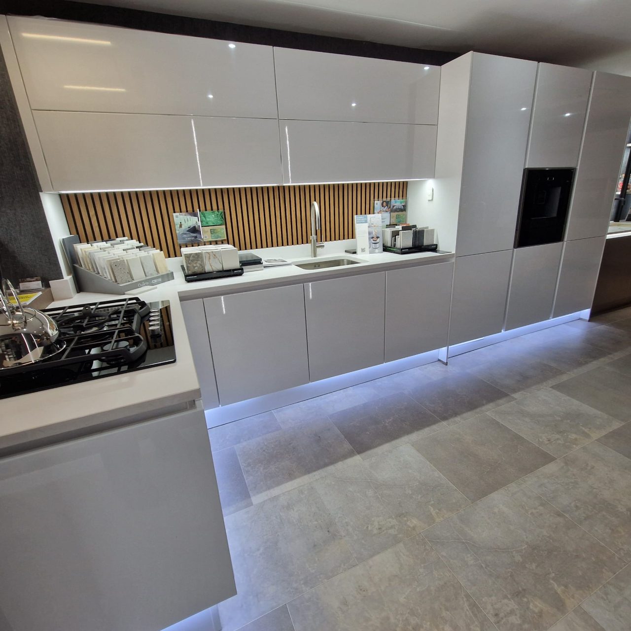 Ex Display Nobilia Lux 817 Lacquered Alpine White High Gloss Kitchen – Progress AEG Appliances – Consentino Silestone 30mm Blanco Zeus White Suede Worktops