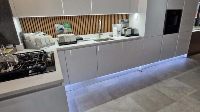 Ex Display Nobilia Lux 817 Lacquered Alpine White High Gloss Kitchen – Progress AEG Appliances – Consentino Silestone 30mm Blanco Zeus White Suede Worktops