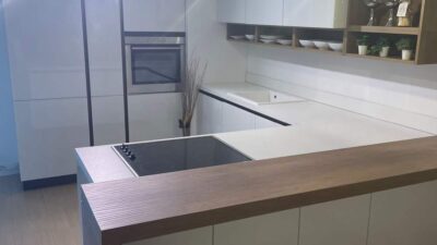 Ex Display Scavolini Evolution Handleless with Breakfast Bar – Neff Appliances – 40mm Laminate White Worktops inc Breakfast Bar