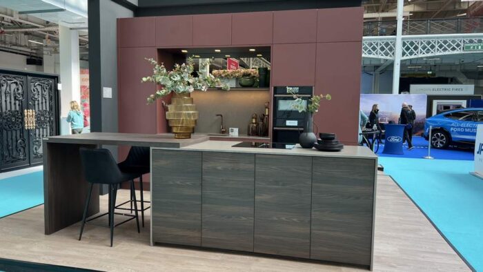 Exhibition Display Nolte Manhattan Uni Sahara – Henna Red Kitchen & Island – Neff Shock Appliances – Silestone Brass Relish, 20mm Quartz Worktops Inc Bronze Glass and Quartz Splashbacks. Artwood In Walnut Cuba Inc Breakfast Bar.