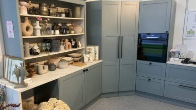 Exhibition Ex Display Bespoke Aldana Painted Teal Corner Pantry Kitchen – Neff Oven - Cosy Stone Quartz Santorini 30mm Worktops