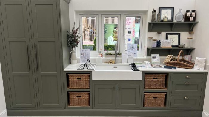 Exhibition Ex Display Bespoke Belgravia In-Frame & Bespoke Open Shelving Bench Seat Boot Room & Utility Room – Appliances – Cosy Stone Quartz Cloudy Gris Worktops