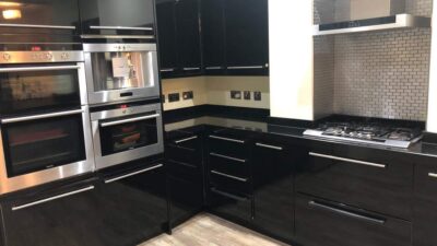 Modern Black Kitchen with Breakfast Bar– Siemens Appliances – Black Quartz Worktops