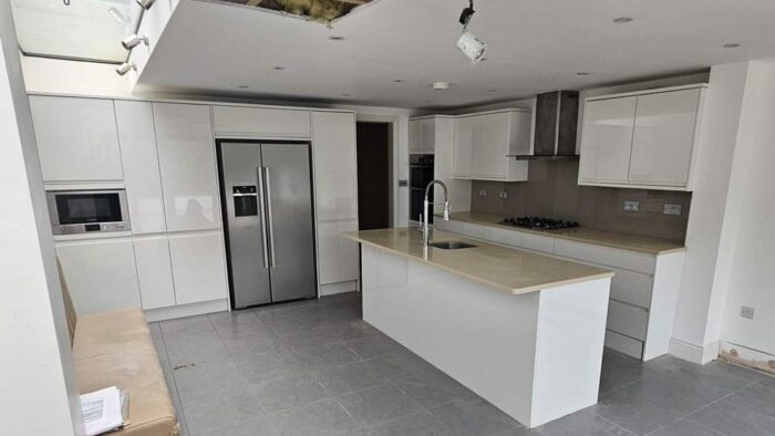 Modern-Howdens-White-Handleless-Soft-Close-Kitchen-and-Island-–-Bosch-Lamona-Appliances-–-Sandy-Granite-Worktops