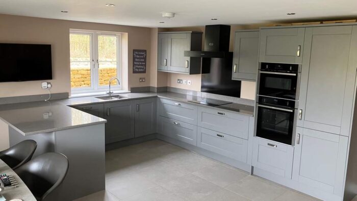 Only-18-Months-Old-Immaculate-Howdens-Dove-Grey-Kitchen-Peninsular-–-Bosch-Neff-Appliances-–-Grey-Quartz-Worktops