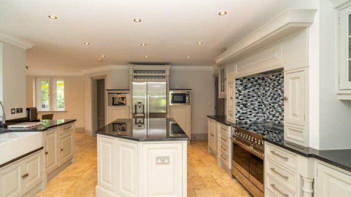 Bespoke Dovetail Joint Wood Door Pilaster Light Dove Grey Kitchen & Matching Island – Miele AEG Samsung Appliances – Black Granite Worktops