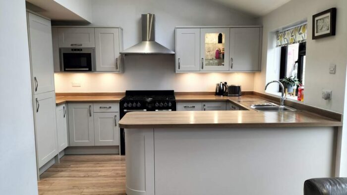 Howdens Burford Stone Grey Shaker Kitchen with Peninsula - Cookmaster Lamona Appliances – American Pecan Laminate Worktops