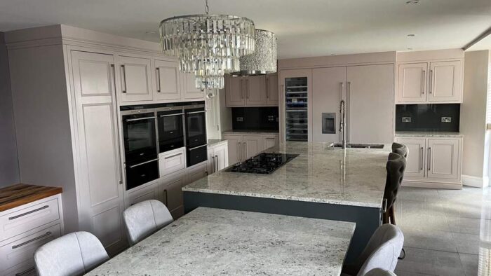 Bespoke Coral Chrome Handled Kitchen with Large Island and Dining Table – Siemens Appliances – Quartz Worktops 3832673