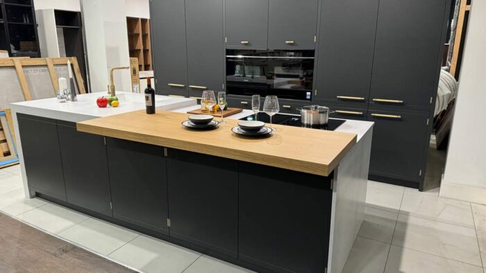 Ex Display Miton Anunba Anthracite Matt Lacquered Kitchen with Large Island inc Breakfast Bar – Siemens Appliances - Santamargherita Vermont Quartz Worktops