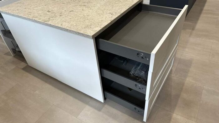 Ex Display Wolds Stand Alone Dressing Unit with White Shaker Back-to-Back Units and Beige Granite Worktop - SE119