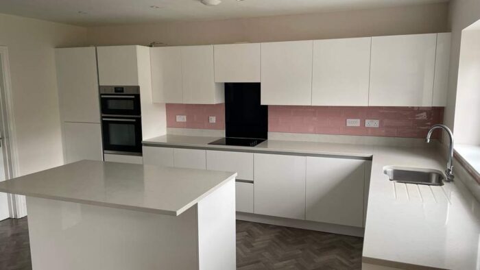 Gloss White Handleless Soft Close Kitchen with Island and Utility Room – Neff Electrolux appliances – Quartz Worktops