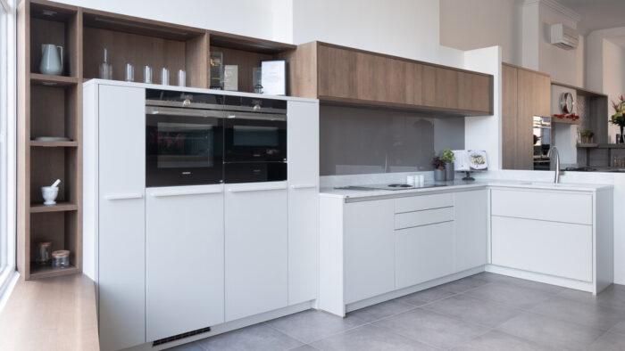 Ex Display Leicht Contino Primo Platinum & Medeira Ash Kitchen – Bora Siemens Liebherr Appliances – Grey Onyx Corian Worktops