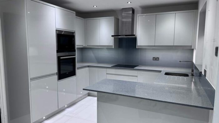 Dove Grey Gloss J Handled Kitchen including Peninsula with Breakfast Bar – Siemens Appliances – Quartz Worktops - 3832734