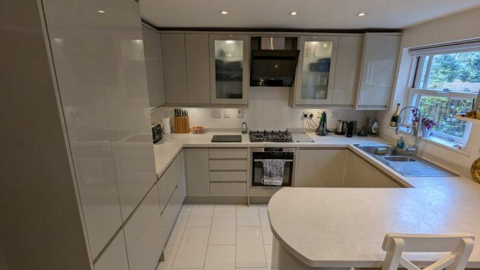 Howdens Clerkenwell Dove Grey J Handled Kitchen with Peninsula – AEG Bosch Zanussi Appliances – Laminate Worktops