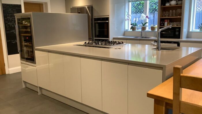 Buttercream J Handled Gloss Kitchen with Large Matching Island – Bosch Siemens Samsung CDA Appliances – Quartz Worktops – 3832850