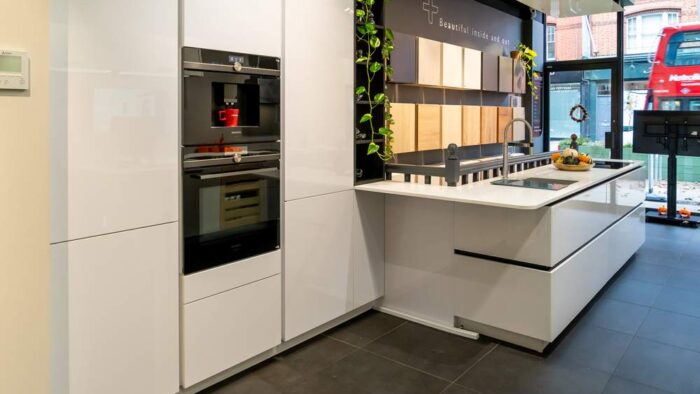 Ex Display Schmidt Strass Gloss Everest White Kitchen – Boro Siemens Blanco Appliances - Cosentino Silestone Calacatta Gold Worktops