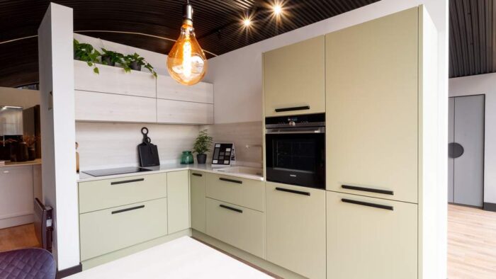 Ex Display Soft Lack Avocado Green Matt Kitchen & Table – Siemens Appliances – Silestone Ethereal Glow Worktops