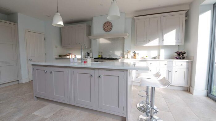 John Lewis of Hungerford Dove Tale (F&B) Dove Tail Shaker Kitchen with Matching Island – Rangemaster Neff Bosch – Quartz Worktops