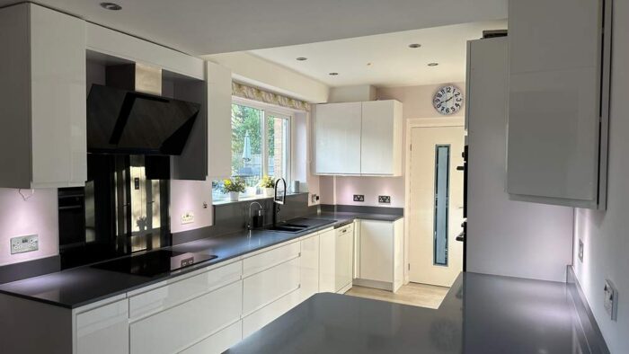 Cameo Design White Gloss J Handled Kitchen with Peninsula – Miele Samsung Appliances – Plomo Quartz Worktops