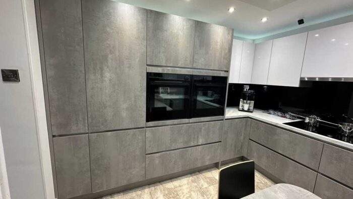 Ex Display Hacker Comet GL & Laser Brilliant GL Putty Concrete Pearl Grey & Polar White Kitchen with Peninsula – Siemens Appliance – Carrara White Laminate Worktop