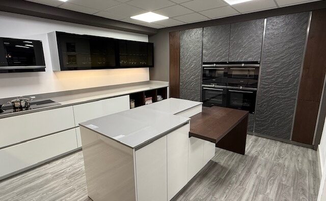 Ex Display Hacker Black Star Stone High Gloss Brilliant White and Cherry Oak Kitchen including Island with Cherry Wood Breakfast Bar – Siemens Appliances – Dekton Grey Gloss Worktops