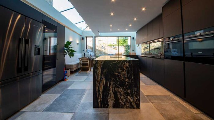 Luxury Modern Cesar Maxima Brace Black - Rovere Moro Matt Kitchen & Island Terra Black Legrabox & Ambia-line Nebraska Oak Inserts – Siemens Liebherr Fisher & Paykel Appliances - 30mm Belvedere Veined Worktops with Waterfall Sides