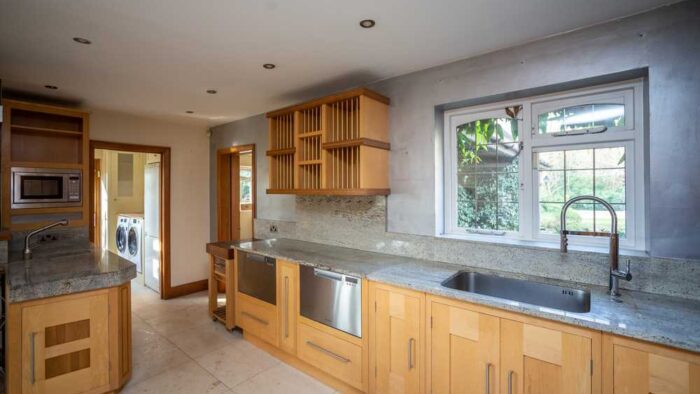 Luxury Oak Dovetail Joint Kitchen with Breakfast Bar & Utility Room