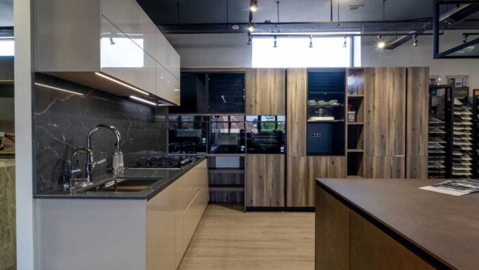 Ex Display Schuller Fino Gloss Kashmir Modena Virginia Oak Effect Kitchen – Siemens Appliances - Silestone Parisien Blue Worktop – 3833033