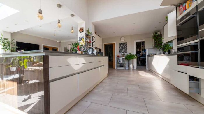 Large Cream Gloss Modern Slab Kitchen with Peninsula and Utility Room – Siemens Bosch Appliances – Quartz Worktops – 3833042