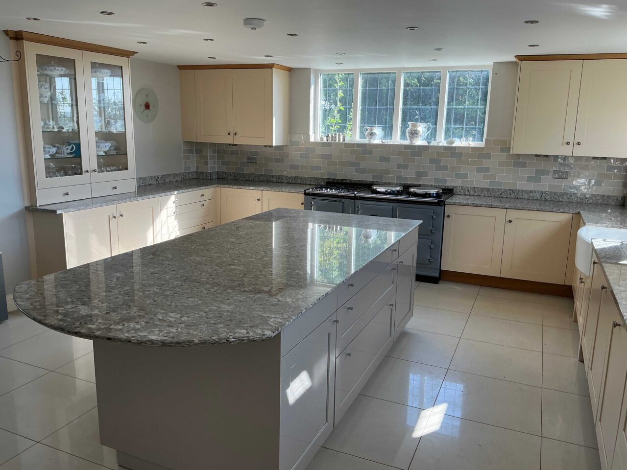 Large Cream Shaker Kitchen with Large SieMatic Island – Quooker Appliance – Granite Worktops 3833025