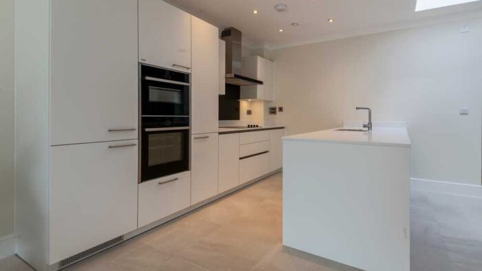 Luxury Unused SieMatic Modern Slab Matt White Kitchen and Large Peninsula – Neff Bosch Appliances – Corian Worktops – 3833039