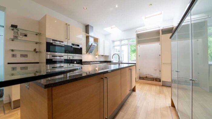 Modern Vanilla with Chrome Handles Kitchen including Island with Breakfast Glass Table – Miele Siemens Appliances – Granite Worktops