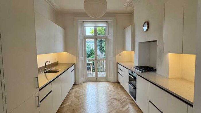 Roundhouse Ivory Modern Slab Kitchen – Siemens Appliances - Stainless Steel and Quartz Worktops – 3833050