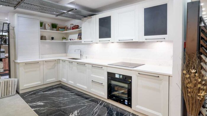 Ex Display Mobilturi Nana Bianco Kitchen – Neff 1810 Appliances – Caesarstone Quartz Empira White Worktops