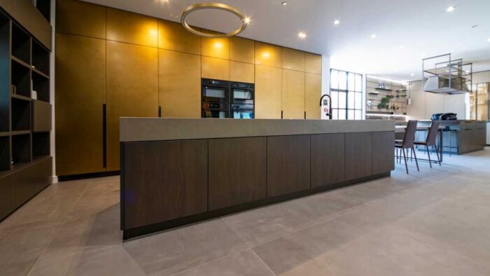 Ex Display Scavolini Liberamente Soxony Walnut & Stained Brass Kitchen and Island with Dining Table – Neff 1810 Appliances – Avenue Amber Iris Laminam Porcelain Worktops