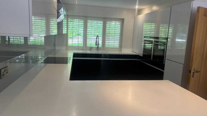 Leicht Black & White Gloss Kitchen and Peninsula with Breakfast Bar – Siemens Quooker Neff Appliances – Corian Worktops