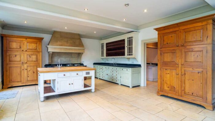 Luxury-Chalon-Inframe-Dove-Tail-Joint-Pale-Green-Kitchen-with-Island-–-Bosch-Miele-Appliances-–-Granite-Worktops-3833078