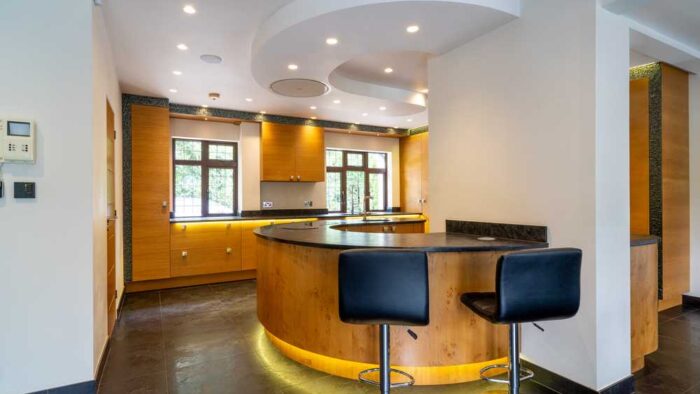 Luxury The Wood Works Large Pippy Oak & Ridged Sandblasted Oak Bubble Glass Kitchen & Large Island with matching Utility Room – 38330